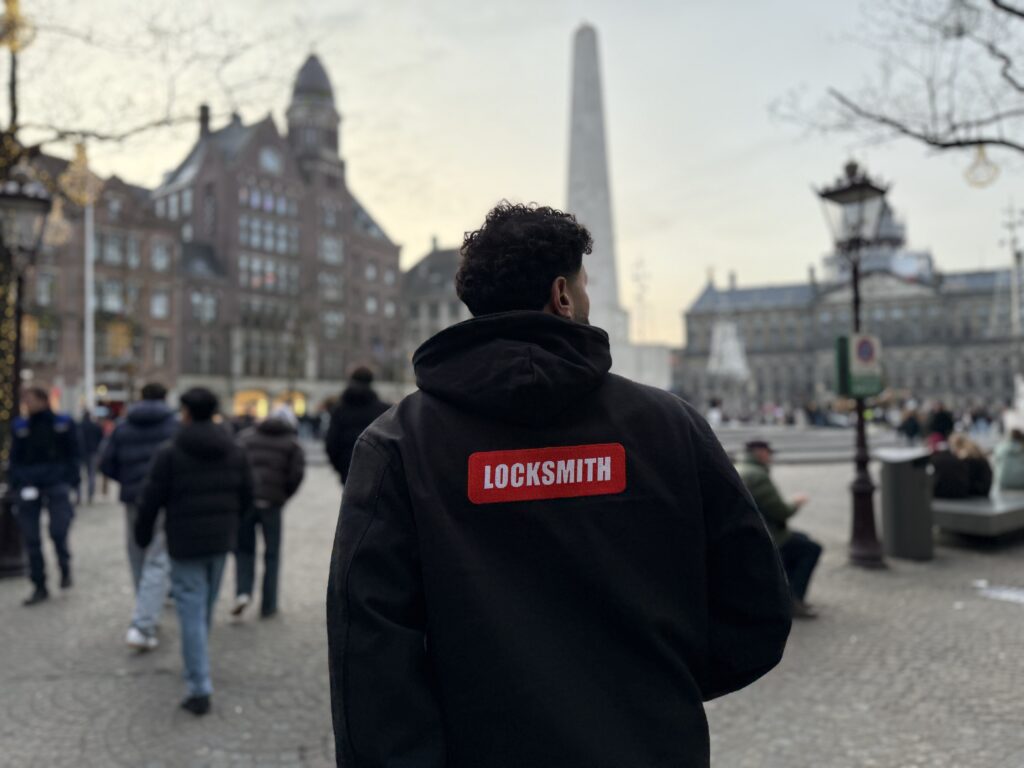 Slotenmaker van Locksmith op een stadsplein