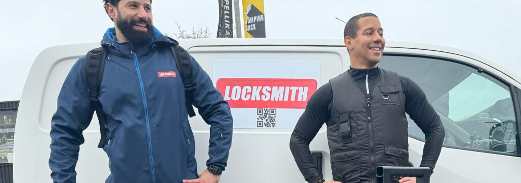 Twee slotenmakers bij bus met Locksmith-logo
