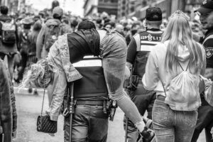 Koningsdag sleutels kwijt slotenmaker Amsterdam Mensenmassa in de stad, politie en burger interactie.