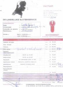 malafide slotenmaker Factuur van slotenservice met handgeschreven notities.