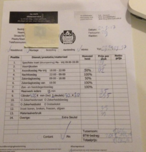 malafide slotenmaker Factuur van slotenservice met handgeschreven getallen en diensten.