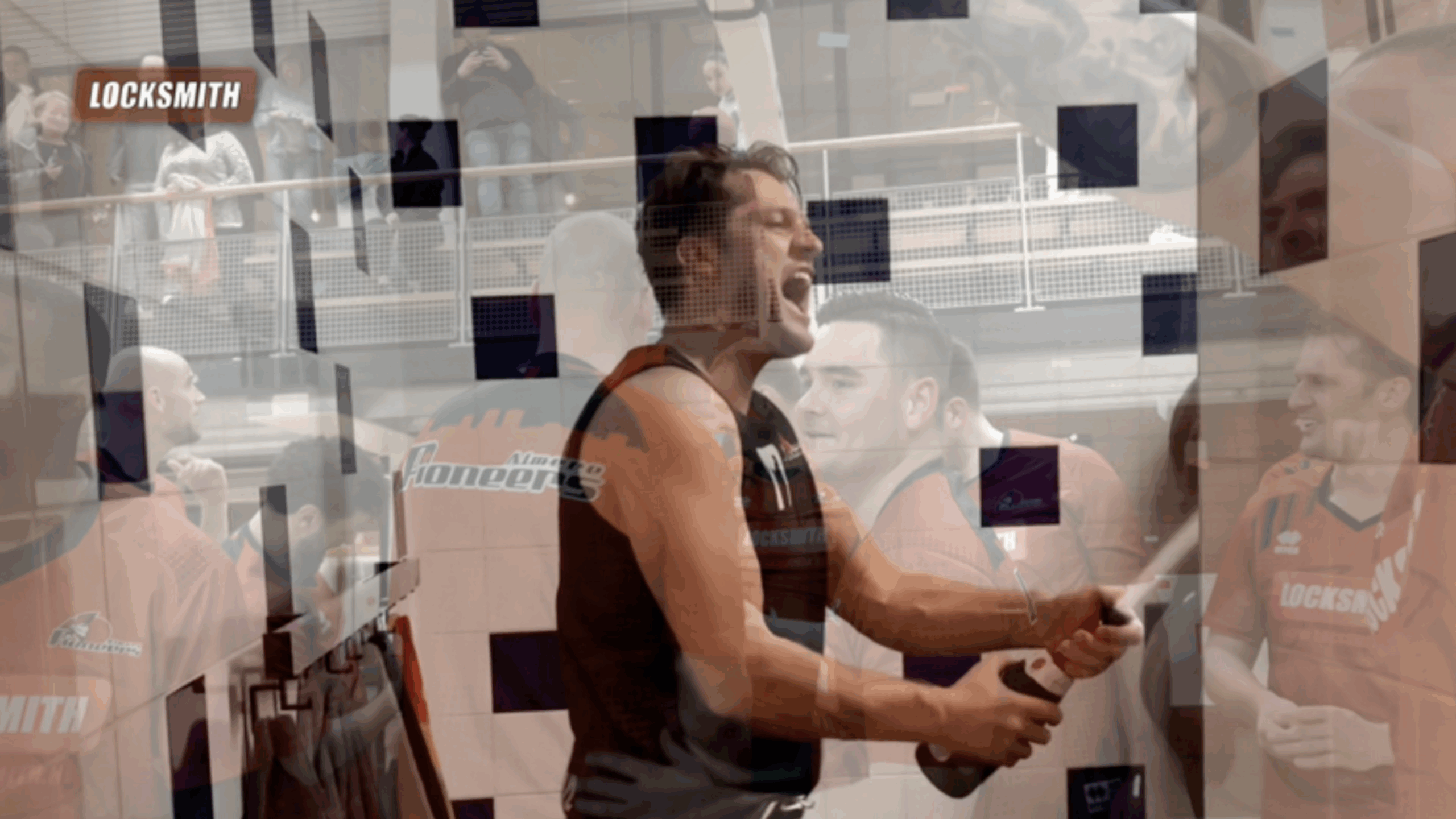Het basketbalteam van Locksmith.nl viert het kampioenschap in Amsterdam