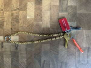 Sleutels met hanger op houten tafel.