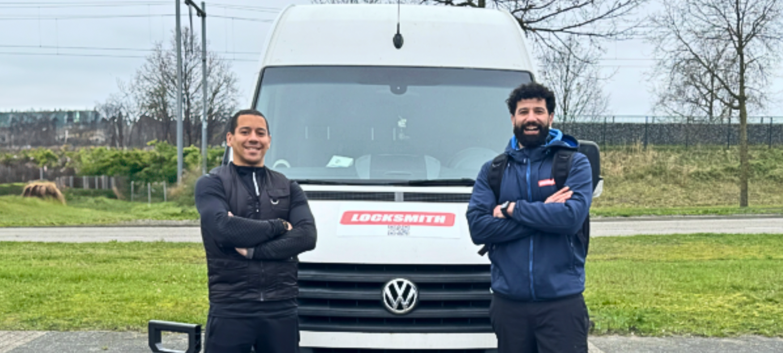 Twee mannen voor een busje