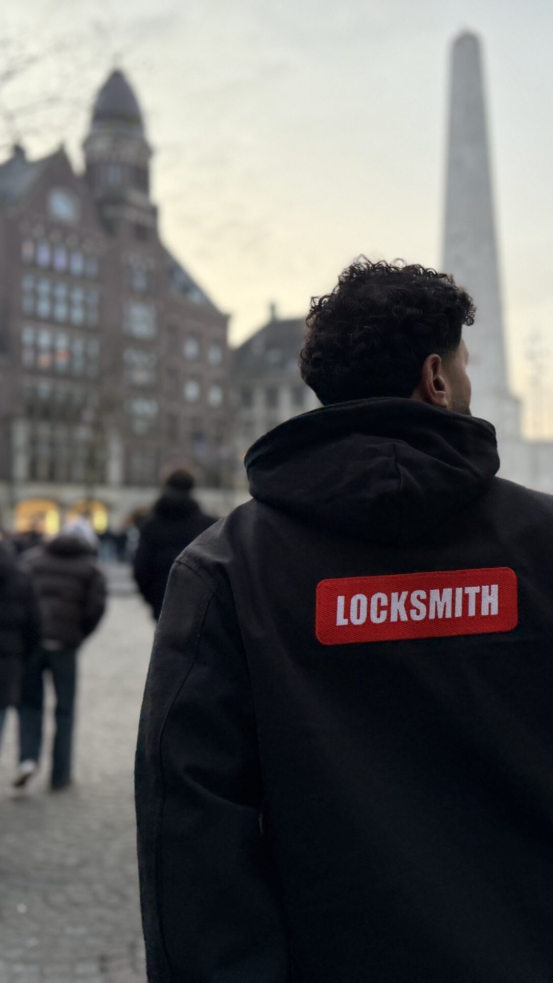 Man met 'locksmith'-jas bij monument